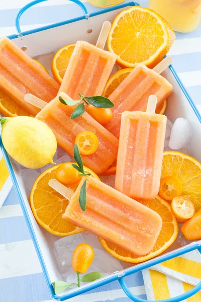 Popsicles à l'orange maison Photo De Stock