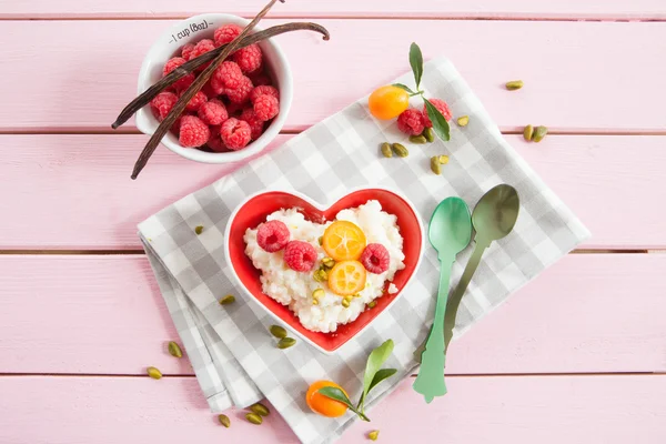 Milchreis mit Himbeeren — Stockfoto