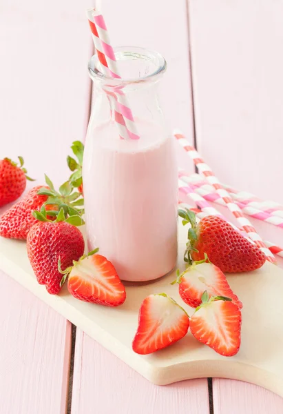 Milk with fresh strawberries — Stock Photo, Image