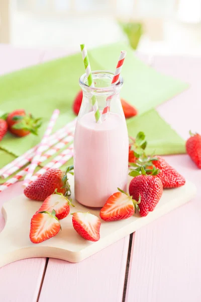 Milk with fresh strawberries — Stock Photo, Image