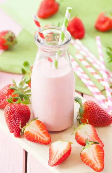 Milk with fresh strawberries — Stock Photo, Image