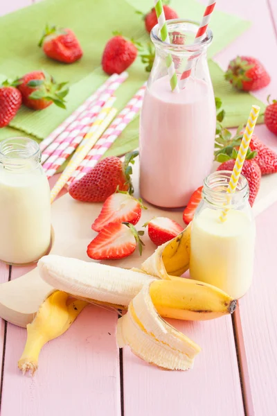 Milk with fresh strawberries and bananas — Stock Photo, Image