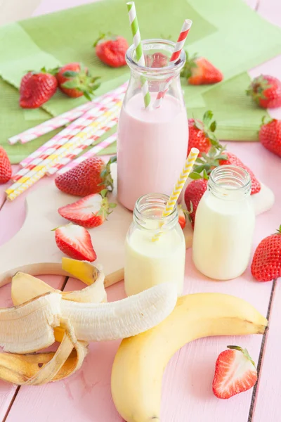 Milk with fresh strawberries and bananas — Stock Photo, Image