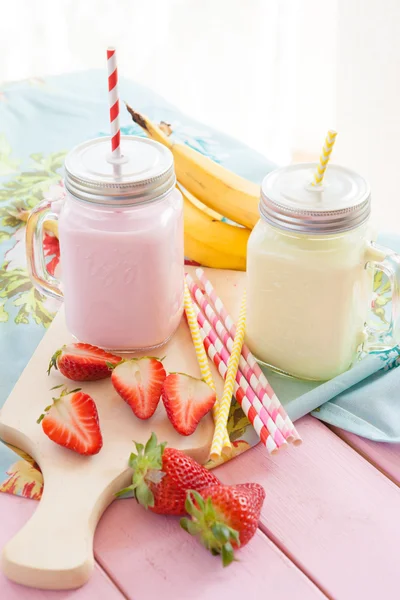 Milk with fresh strawberries and bananas — Stock Photo, Image