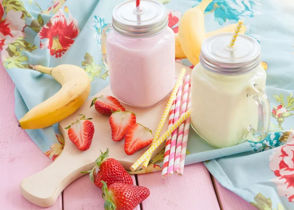 Milk with fresh strawberries and bananas — Stock Photo, Image