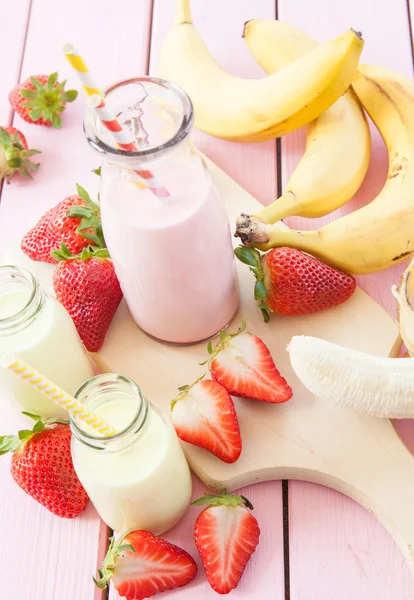 Milk with fresh strawberries and bananas — Stock Photo, Image