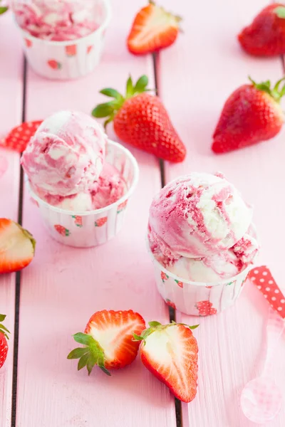 Ice cream with fresh strawberries — Stock Photo, Image