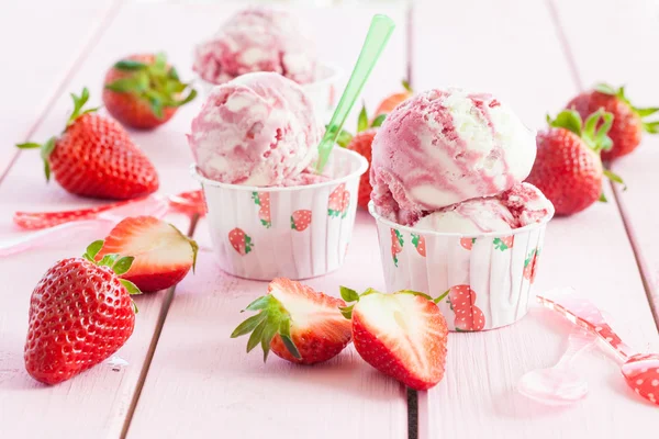 Ice cream with fresh strawberries — Stock Photo, Image