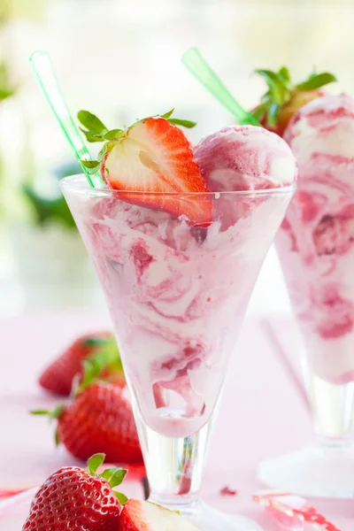 신선 한 딸기를 곁들인 아이스크림 — 스톡 사진
