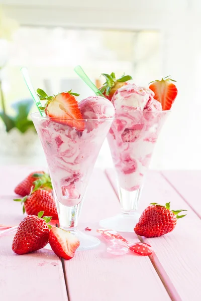 Ice cream with fresh strawberries — Stock Photo, Image