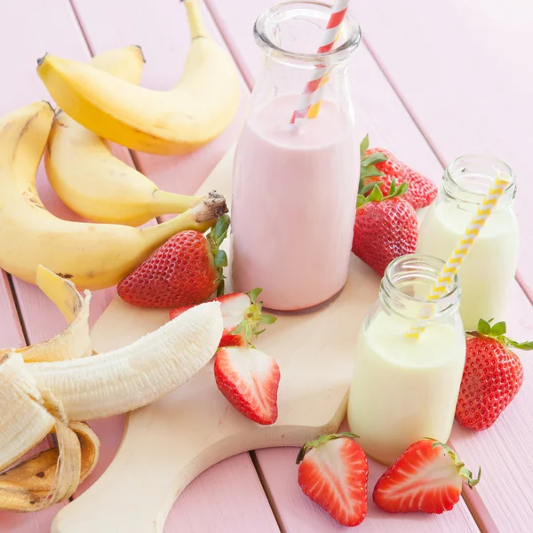 Milk with fresh strawberries and bananas — Stock Photo, Image