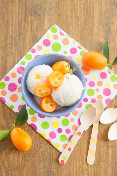 Dondurma ile kumquats — Stok fotoğraf