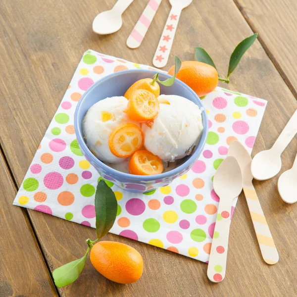 Ice cream with kumquats — Stock Photo, Image