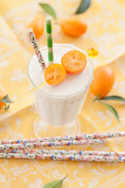 Milkshake met kumquats — Stockfoto