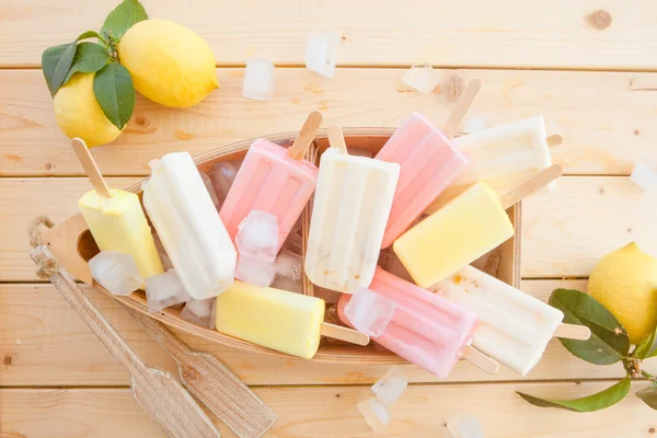 Mängd frysta popsicles — Stockfoto