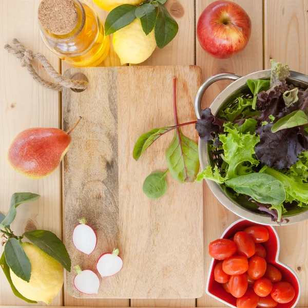 Salade met verse ingrediënten voorbereiden — Stockfoto