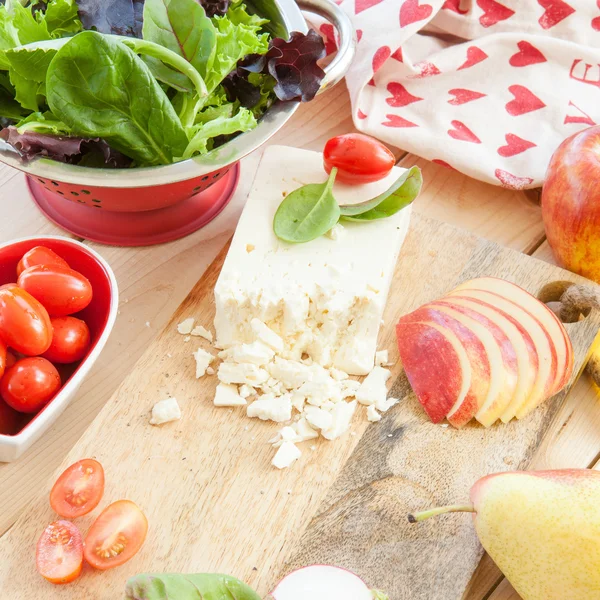 Salade met verse ingrediënten voorbereiden — Stockfoto