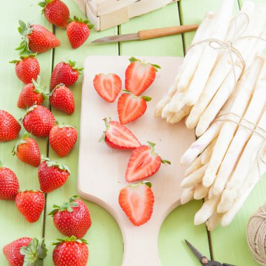 Beyaz aspargus ve taze çilek