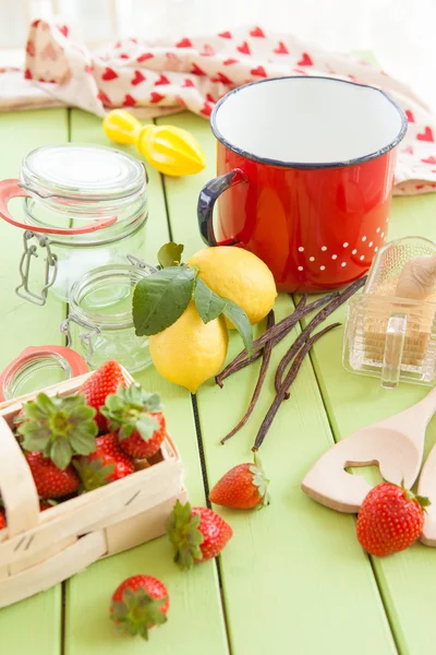 Vaření marmelády s čerstvé jahody — Stock fotografie