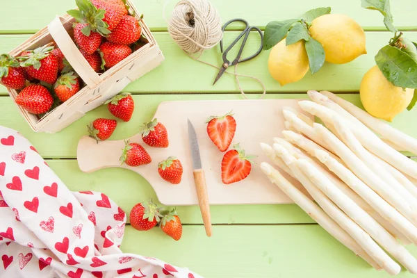 Espárragos blancos y fresas frescas —  Fotos de Stock