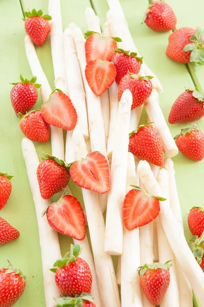 White aspargus and fresh strawberries — Stock Photo, Image