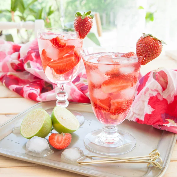 Zelfgemaakte aardbei limonade — Stockfoto