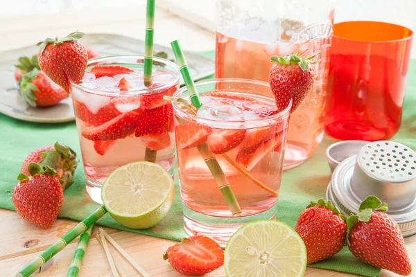 Hausgemachte Erdbeer-Limonade — Stockfoto