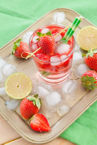 Zelfgemaakte aardbei limonade — Stockfoto