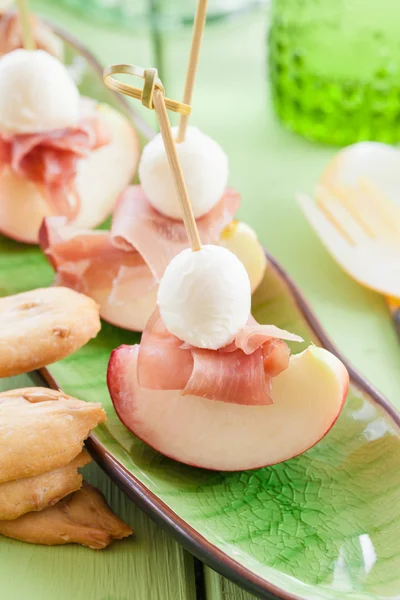 Slices of nectarine with smoked ham — Stock Photo, Image