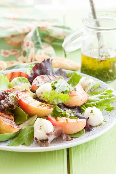 Fresh lettuce with grilled peaches — Stock Photo, Image