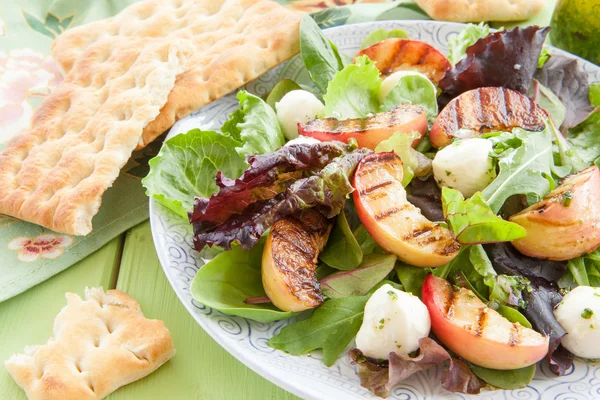 Fresh lettuce with grilled peaches — Stock Photo, Image