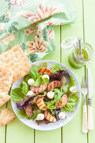 Salată proaspătă cu piersici la grătar — Fotografie, imagine de stoc