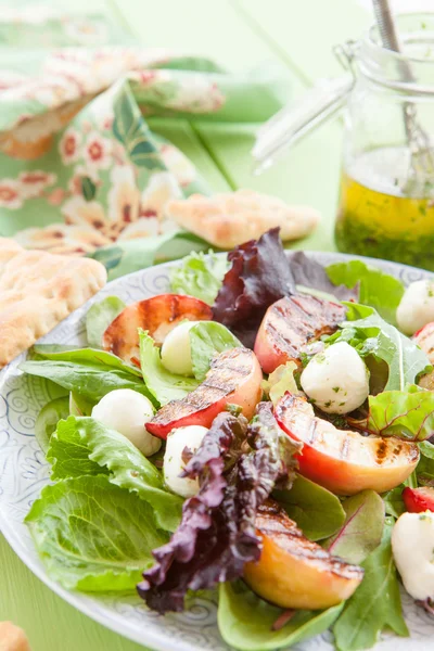 Salată proaspătă cu piersici la grătar — Fotografie, imagine de stoc