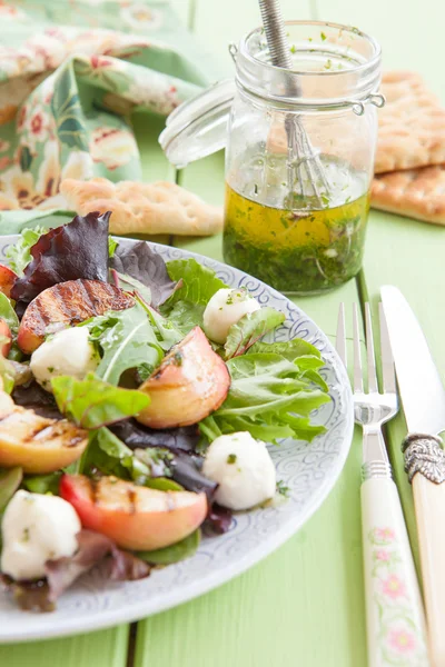 Frischer Salat mit gegrillten Pfirsichen — Stockfoto