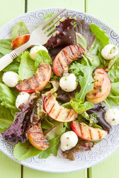 Fräsch sallad med grillade persikor — Stockfoto