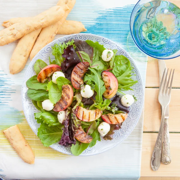 Fräsch sallad med grillade persikor — Stockfoto