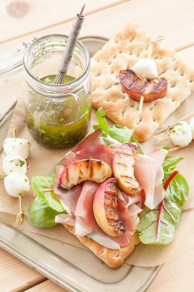 Sandwich mit geräuchertem Schinken und gegrillten Pfirsichen — Stockfoto