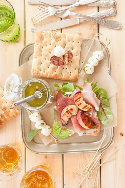 Sandwich con prosciutto affumicato e pesche alla griglia — Foto Stock