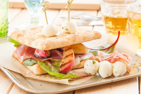Sandwich with smoked ham and grilled peaches — Stock Photo, Image