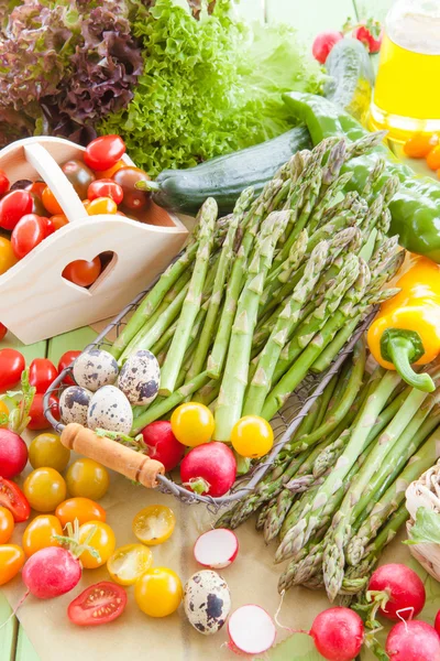 Зелена спаржа та інші свіжі овочі — стокове фото