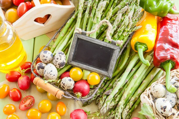 Green asparagus and other fresh vegetables — Stock Photo, Image