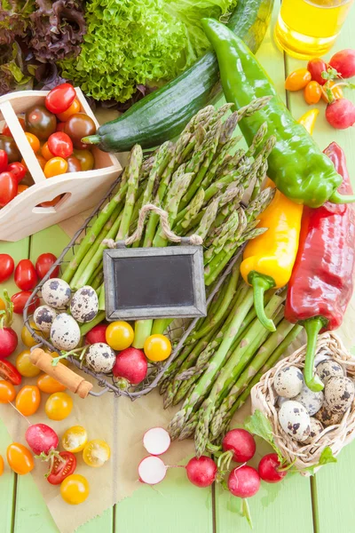 Green asparagus and other fresh vegetables — Stock Photo, Image