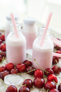 Kremsi milkshake kiraz ile
