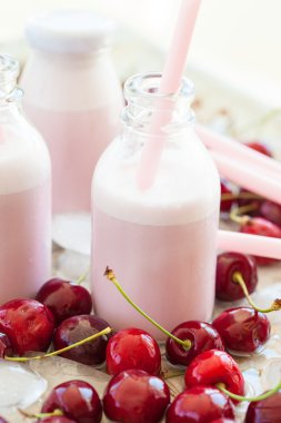 Kremsi milkshake kiraz ile