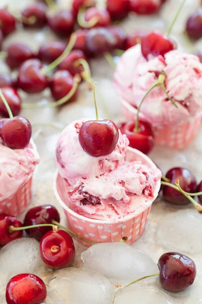 Helado cremoso con cerezas —  Fotos de Stock