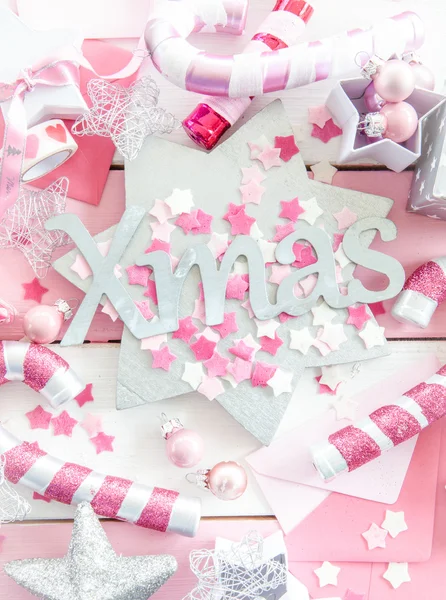 Розовые рождественские украшения — стоковое фото