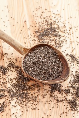 Chia tohum rustik kaşık üzerinde