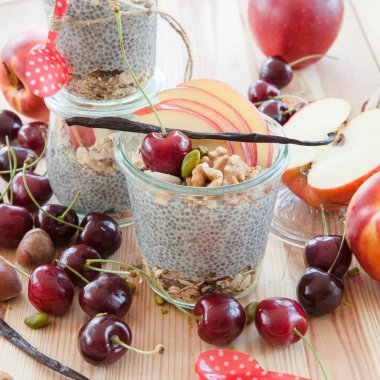 Chia puding taze meyve ile