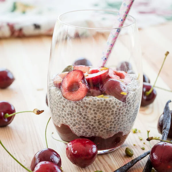 Chia puding ile taze kiraz