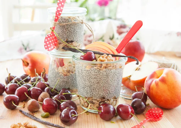 Chia Pudding mit frischen Früchten — Stockfoto